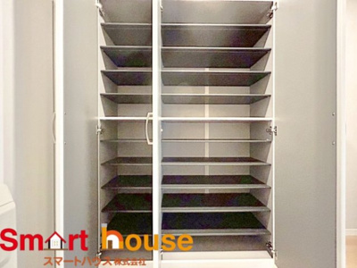 【外観】 | プラザシティ相模大野【リフォーム済】 | 大型のシューズボックスがあるだけで靴を収集している方も大家族でも安心！
置きっぱなしの靴を収納できるので玄関がスッキリ！