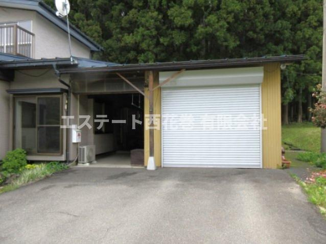 湯口佐野　土地建物の駐車場|1台分の車庫があります。