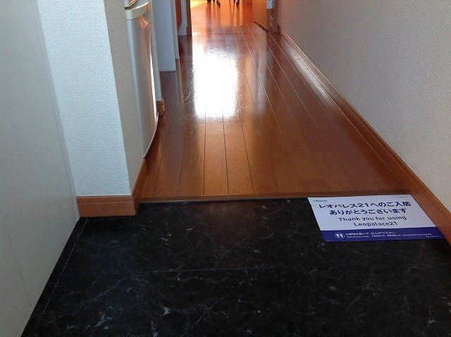 レオパレスぺガッソの玄関