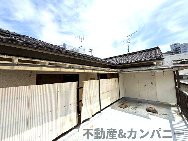 旭町中古戸建のバルコニー|外からの目が気にならないバルコニーで洗濯物が干せます