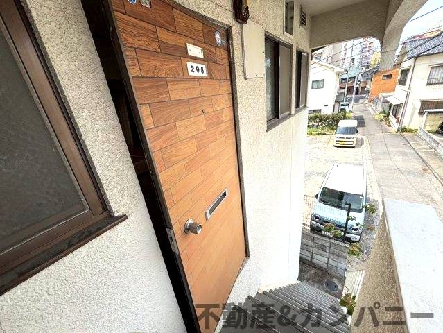 旭町中古戸建の玄関|2階の１Rのお部屋です。