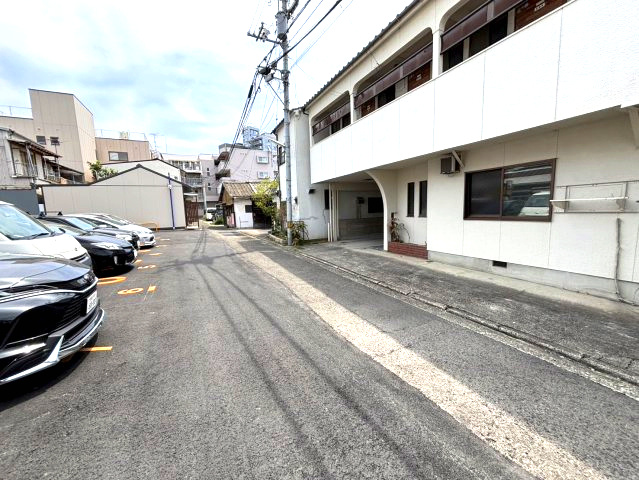 旭町中古戸建の前面道路含む現地写真