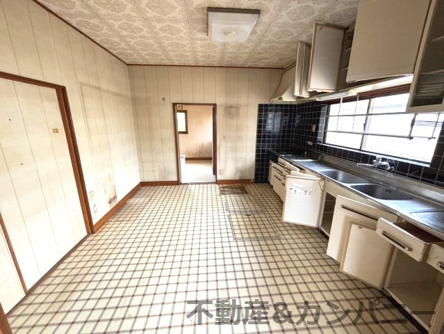 旭町中古戸建のキッチン|コンパクトなキッチンで掃除もラクラク