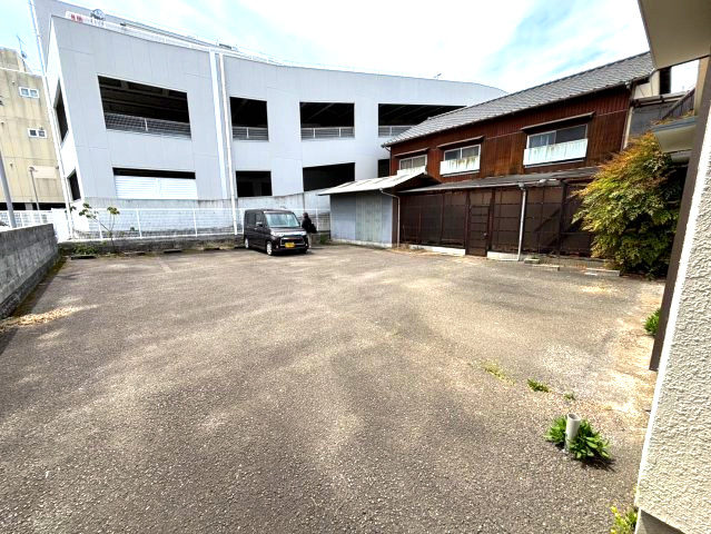 旭町中古戸建の駐車場