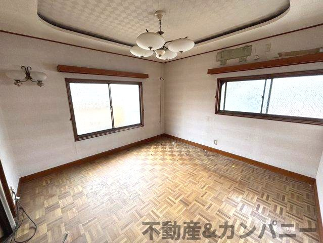旭町中古戸建の洋室|明るい洋室です