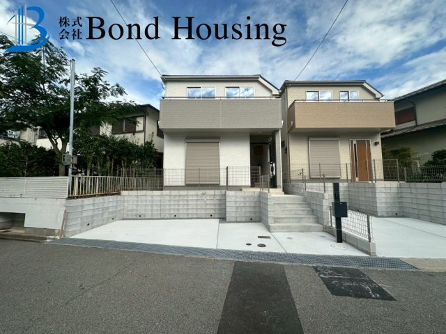 閑静な住環境　桃山台6丁目　新築2区画　1号棟の前面道路含む現地写真