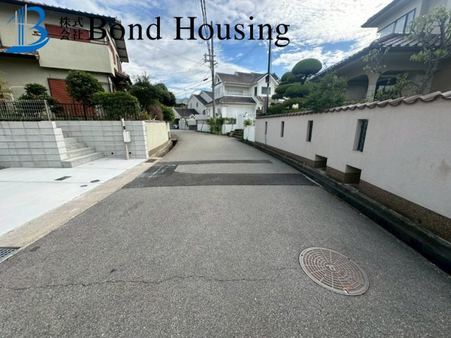 閑静な住環境　桃山台6丁目　新築2区画　1号棟の前面道路含む現地写真