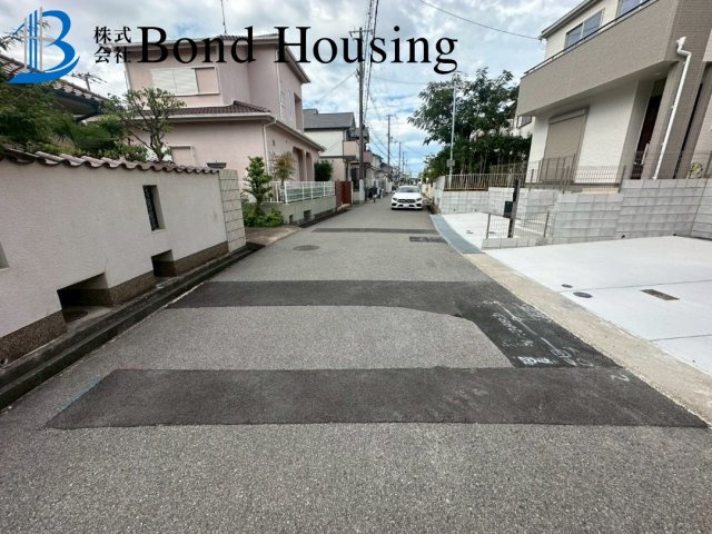 南東向きで陽当たり良好　桃山台6丁目　新築2区画　2号棟の前面道路含む現地写真
