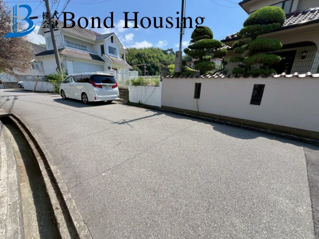 南東向きで陽当たり良好　桃山台6丁目　新築2区画　2号棟の前面道路含む現地写真