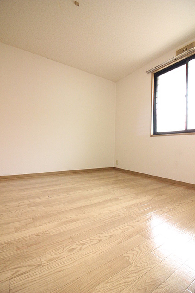 ドエリング朝妻【キャッシュバック対象物件】の洋室|明るい洋室です