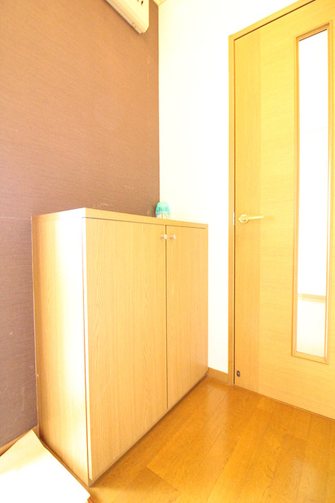 ドエリング朝妻【キャッシュバック対象物件】のエントランス|清潔なエントランスです