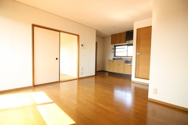 ドエリング朝妻【キャッシュバック対象物件】の居間・リビング|こちらのリビングで趣味の時間をお楽しみください