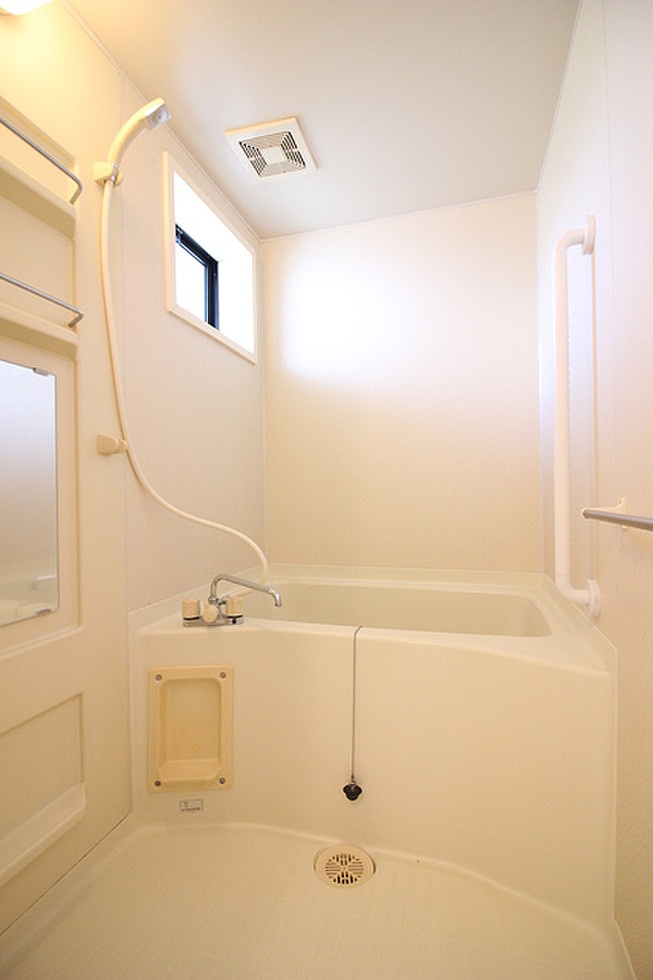 ドエリング朝妻【キャッシュバック対象物件】の浴室|きれいなお風呂です