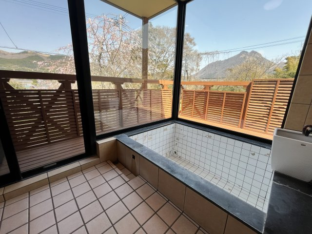 【浴室】 | 湯布院売別荘 | 窓から由布岳が望めます。