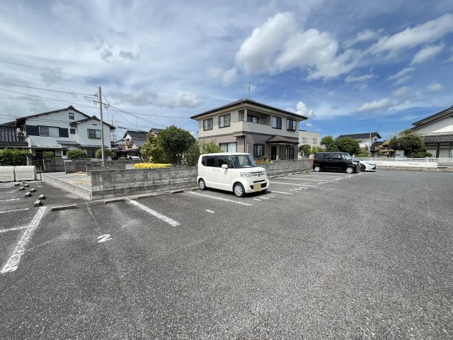 カルムKの駐車場