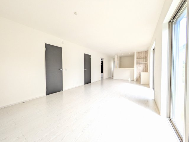 八王子市　北野台　新築一戸建て　９期の居間・リビング|～22.0帖の明るく開放感のあるLDK、家族団欒の時間をお過ごしいただけます～