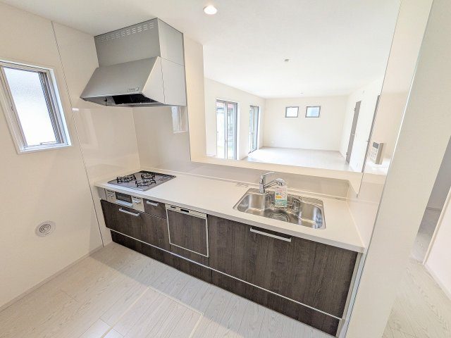 八王子市　北野台　新築一戸建て　９期のキッチン|～３口コンロと広い調理台でお料理が捗ります～