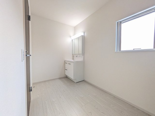 八王子市　北野台　新築一戸建て　９期の脱衣所|～窓付きで明るい洗面所　換気もしやすいです～