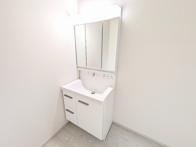 八王子市　北野台　新築一戸建て　９期の独立洗面台|～３面鏡付きの独立洗面台　細々している物をスッキリ収納出来ます～