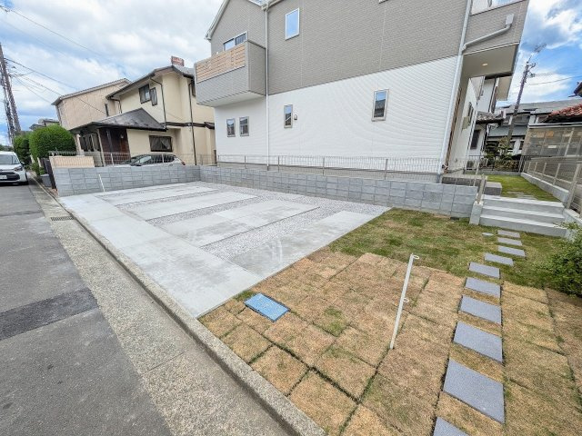 八王子市　北野台　新築一戸建て　９期の駐車場|～並列4台駐車可能カースペース付き～