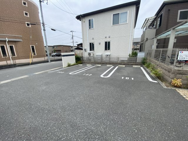 メゾンカンヌの駐車場