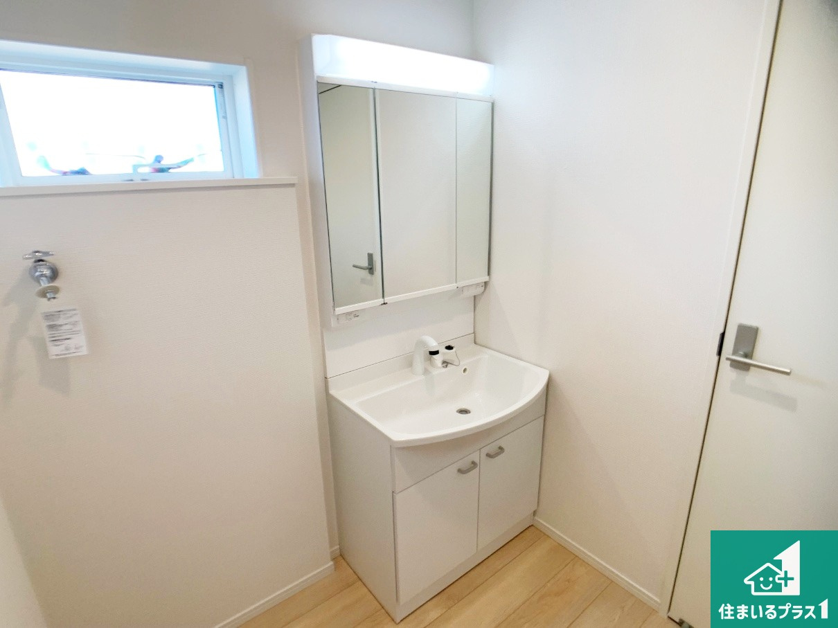 明石市大久保町八木　第3期　新築一戸建ての独立洗面台|清潔感のある洗面台です。フラットな鏡は掃除がしやすく毎日清潔！鏡裏には収納があるのでスッキリとした洗面台が保てます。