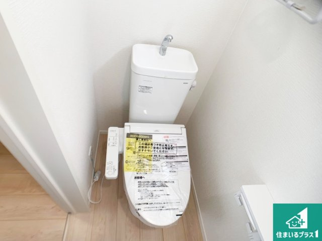 明石市大久保町八木　第3期　新築一戸建てのトイレ|1・2階の2ヶ所にあるので、朝の忙しい時間の順番待ちもなく、深夜の利用にも大変便利です。