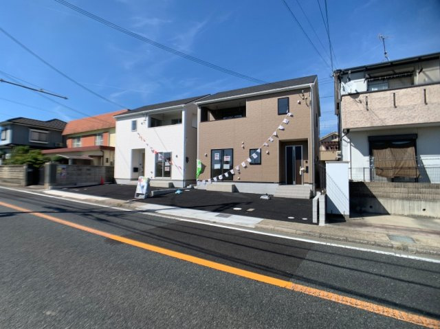 明石市大久保町八木　第3期　新築一戸建ての前面道路含む現地写真|周辺は閑静な住宅街！前面道路広々で車の出し入れも便利です。駐車が苦手な方でも安心して車庫入れできます！