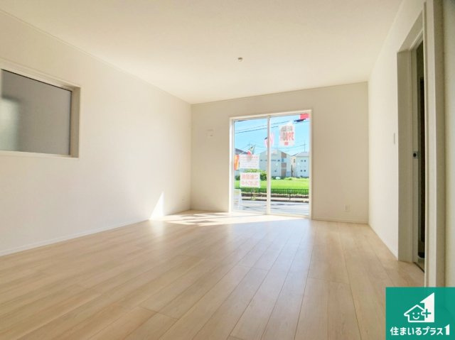 明石市大久保町八木　第3期　新築一戸建ての居間・リビング|日当たり良好の明るいリビングで朝の目覚めもスッキリできそう！対面キッチンでご家族のコミュニケーションも自然と増える設計！小さなお子様が遊ぶスペースを作っても広々とくつろげるLDK！