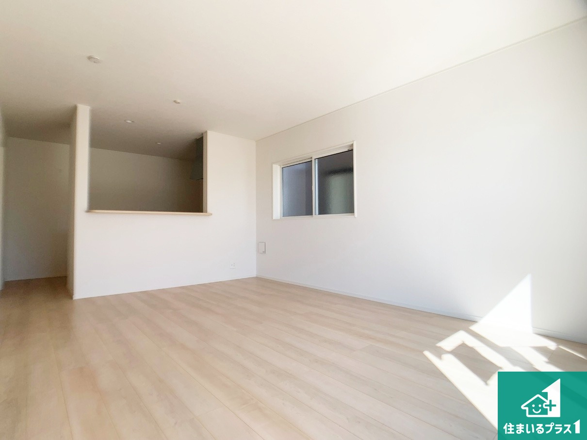 明石市大久保町八木　第3期　新築一戸建ての居間・リビング|子供を見守りながらお料理が出来るため家族のコミュニケーションか増えます♪スペースが広く確保されている為お子様が大きくなったときは一緒に料理を楽しめます♪