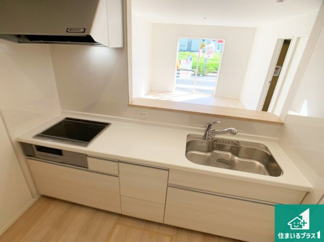 明石市大久保町八木　第3期　新築一戸建てのキッチン|リビングと統一感があり、使い勝手のいいキッチン。広々としているので、二人並んで作業が出来ちゃいます。お子様と一緒に色々なお料理に挑戦できるスペースがあります。