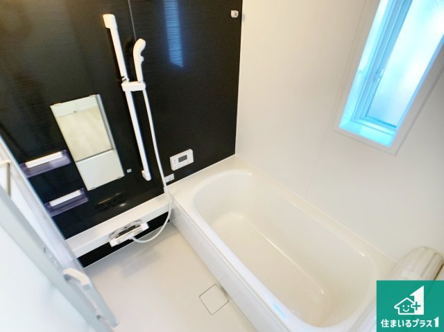 明石市大久保町八木　第3期　新築一戸建ての浴室|足をゆったり伸ばして寛げる浴槽です。窓が設けられていますので差し込む光が明るく穏やかな雰囲気にしてくれます♪浴室乾燥機も設置しているので、雨の日の洗濯物も安心です♪