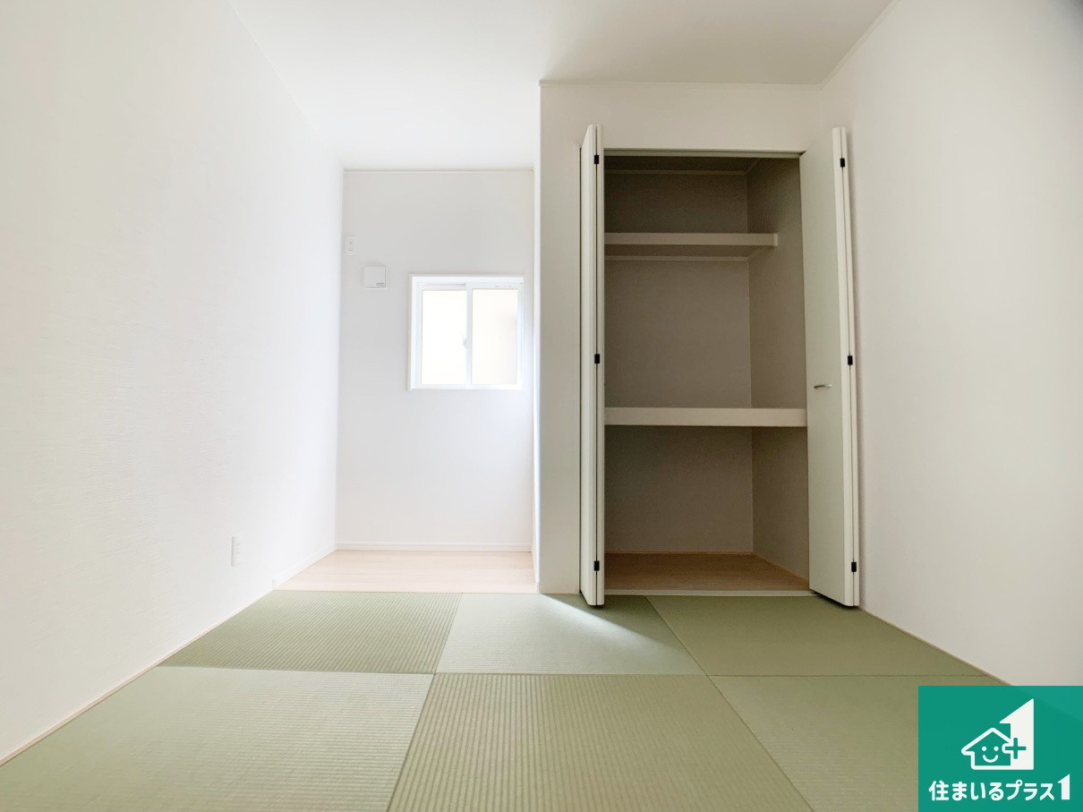 明石市大久保町八木　第3期　新築一戸建ての和室|一室あると便利な和室は客間としてだけでなく、小さなお子様のプレイルームや食後のくつろぎスペースとしてもご利用いただけます。収納もついていますので大活躍間違いなし！