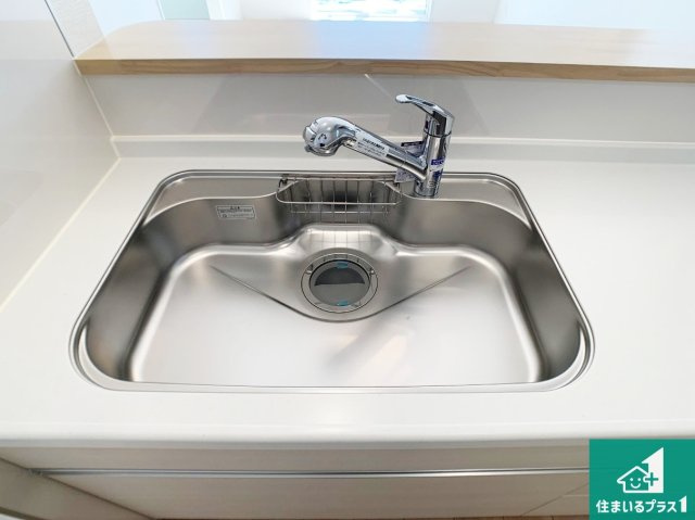 明石市大久保町八木　第3期　新築一戸建ての設備|蛇口の先端に浄水器を内蔵しています！原水と浄水、お湯と冷水、シャワーの切替えがワンタッチなので用途によって使い分けられます。