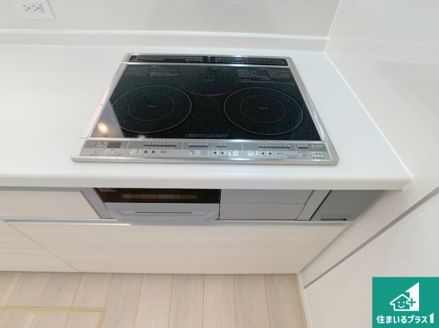 明石市大久保町八木　第3期　新築一戸建ての設備|火を使わないので、安心なＩＨコンロ！でこぼこが無い構造なので、掃除もしやすく清潔に保てます！