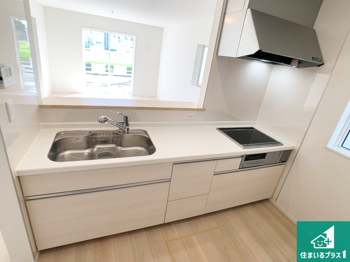 明石市大久保町八木　第3期　新築一戸建てのキッチン|リビングと統一感があり、使い勝手のいいキッチン。広々としているので、二人並んで作業が出来ちゃいます。お子様と一緒に色々なお料理に挑戦できるスペースがあります。