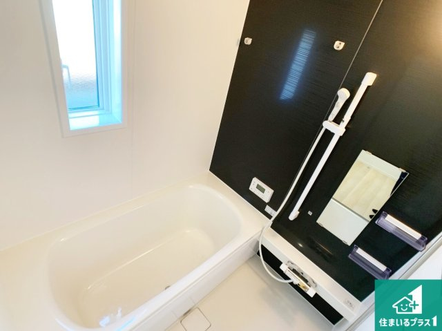 明石市大久保町八木　第3期　新築一戸建ての浴室|足をゆったり伸ばして寛げる浴槽です。窓が設けられていますので差し込む光が明るく穏やかな雰囲気にしてくれます♪浴室乾燥機も設置しているので、雨の日の洗濯物も安心です♪