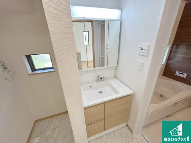 神戸市垂水区桃山台　新築一戸建ての独立洗面台|清潔感のある洗面台です。フラットな鏡は掃除がしやすく毎日清潔！鏡裏には収納があるのでスッキリとした洗面台が保てます。