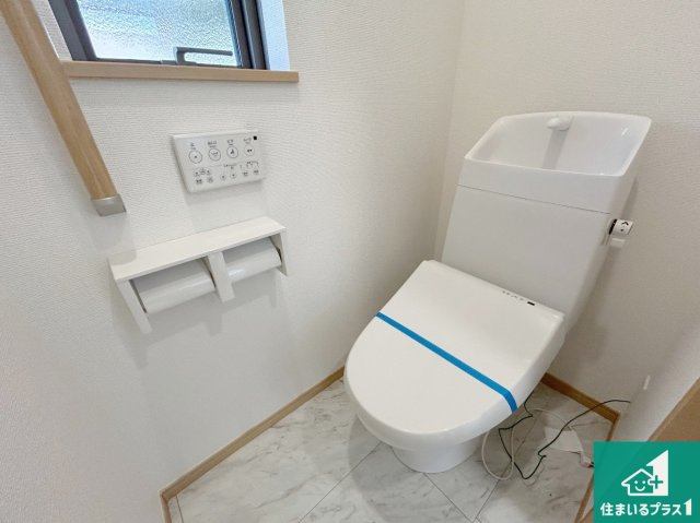 神戸市垂水区桃山台　新築一戸建てのトイレ|1・2階の2ヶ所にあるので、朝の忙しい時間の順番待ちもなく、深夜の利用にも大変便利です。