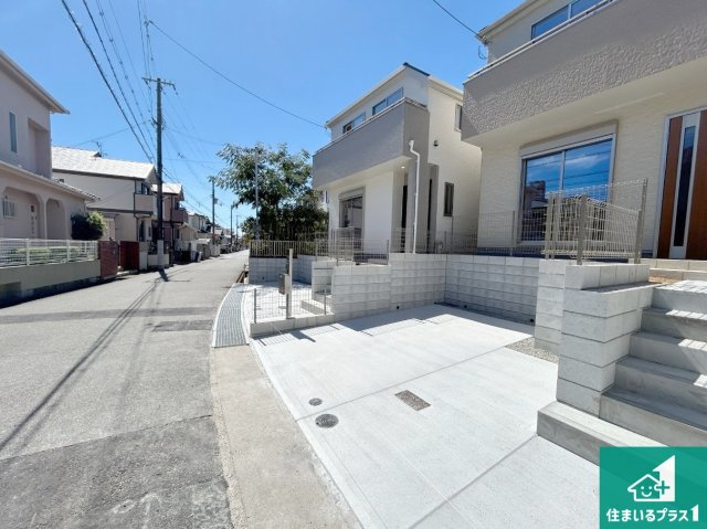 神戸市垂水区桃山台　新築一戸建ての前面道路含む現地写真|周辺は閑静な住宅街！前面道路広々で車の出し入れも便利です。駐車が苦手な方でも安心して車庫入れできます！