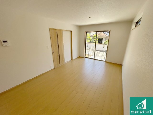 神戸市垂水区桃山台　新築一戸建ての洋室|日当たり良好の明るいリビングで朝の目覚めもスッキリできそう！対面キッチンでご家族のコミュニケーションも自然と増える設計！小さなお子様が遊ぶスペースを作っても広々とくつろげるLDK！