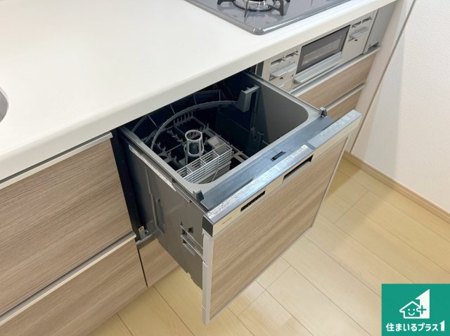 神戸市垂水区桃山台　新築一戸建ての設備|食事後の一仕事、食器洗いをボタン一つでお任せできちゃいます！場所を取らないビルトイン式なので、お料理スペースもしっかり確保！