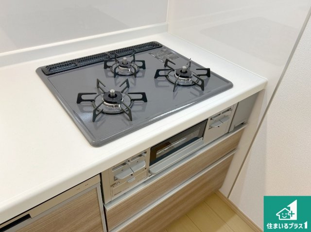 神戸市垂水区桃山台　新築一戸建ての設備|ダブル高火力Ｓｉセンサー付きコンロ！３口あるので、まとめて料理をする時も大活躍！