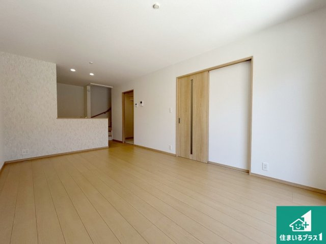 神戸市垂水区桃山台　新築一戸建ての居間・リビング|子供を見守りながらお料理が出来るため家族のコミュニケーションか増えます♪スペースが広く確保されている為お子様が大きくなったときは一緒に料理を楽しめます♪