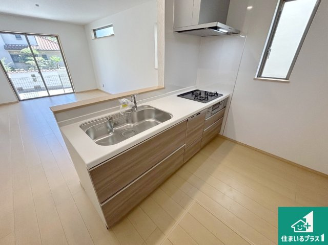 神戸市垂水区桃山台　新築一戸建てのキッチン|リビングと統一感があり、使い勝手のいいキッチン。広々としているので、二人並んで作業が出来ちゃいます。お子様と一緒に色々なお料理に挑戦できるスペースがあります。