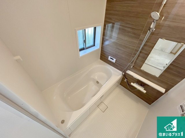 神戸市垂水区桃山台　新築一戸建ての浴室|足をゆったり伸ばして寛げる浴槽です。窓が設けられていますので差し込む光が明るく穏やかな雰囲気にしてくれます♪浴室乾燥機も設置しているので、雨の日の洗濯物も安心です♪