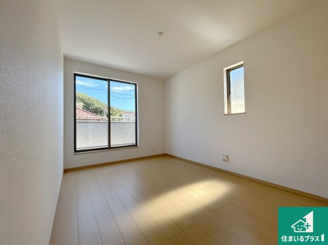 神戸市垂水区桃山台　新築一戸建ての洋室|寝室は心地よい眠りについてもらいたくて、シンプルかつ開放的な空間な設計にしています！大きな窓から差し込む日が心地いいです♪