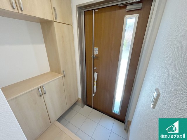 神戸市垂水区桃山台　新築一戸建ての玄関|シューズボックスにはたくさんの靴が収納できるので玄関周りはいつもスッキリ！ご家族が増えても安心！