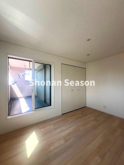 【寝室】 |  2部屋からバルコニーへアクセスできて便利です◎