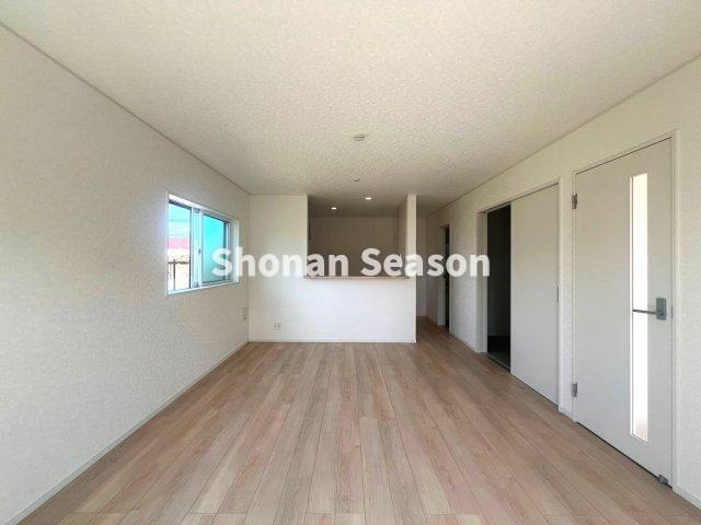 【居間・リビング】 | 自然光取り込みやすい南側採光で家具を配置しやすいリビング◎